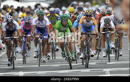 Mark Cavendish (au centre) de l'équipe Columbia traverse la ligne pour terminer la cinquième étape du Tour de France entre le Cap d'Agde et Perpignan. Banque D'Images