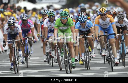 Mark Cavendish (au centre) de l'équipe Columbia traverse la ligne pour terminer la cinquième étape du Tour de France entre le Cap d'Agde et Perpignan. Banque D'Images