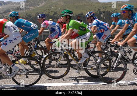 Mark Cavendish (au centre) de l'équipe Columbia en compétition dans la huitième étape du Tour de France entre Andorre-la-Vieille et Saint-Girons. Banque D'Images