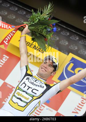 Mark Cavendish monte sur le podium en tant que vainqueur de la scène à Aubenas Banque D'Images