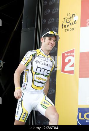 Mark Cavendish monte sur le podium en tant que vainqueur de la scène à Aubenas Banque D'Images