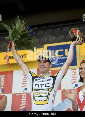 Mark Cavendish monte sur le podium en tant que vainqueur de la scène à Aubenas Banque D'Images