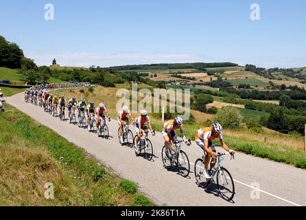 Étape 19, Bourgoin - Jallieu - Aubenas, le peloton traverse la campagne Banque D'Images