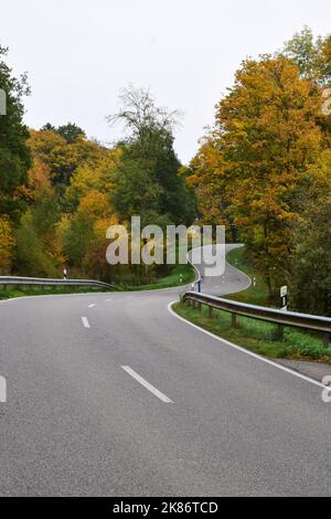 route sinueuse à travers une vallée d'automne Banque D'Images