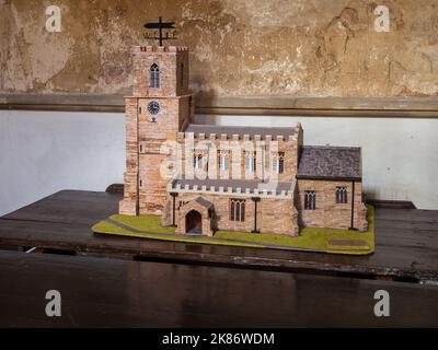 Modèle à échelle de l'église de Sainte-Marie et de tous les saints à l'intérieur de l'église, village de Holcot, Northamptonshire, Royaume-Uni Banque D'Images