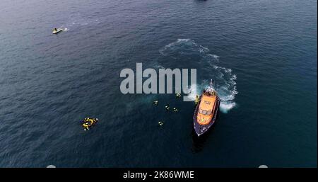 Photo d'un exercice de simulation de sauvetage de masse avec l'équipage du bateau de sauvetage RNLI et les sauveteurs de Poole Bay, non datée, émise par l'établissement national royal pour les embarcations de sauvetage (RNLI). Date de publication : mercredi 19 octobre 2022. Banque D'Images