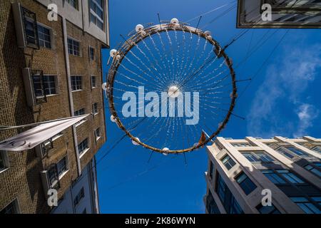 Londres, Royaume-Uni. 21 octobre 2022 . Les décorations de Noël sont installées dans la rue New Bond, Londres. Credit: amer ghazzal / Alamy Live News Banque D'Images