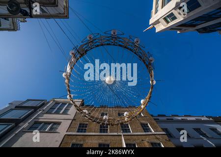 Londres, Royaume-Uni. 21 octobre 2022 . Les décorations de Noël sont installées dans la rue New Bond, Londres. Credit: amer ghazzal / Alamy Live News Banque D'Images