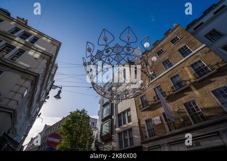 Londres, Royaume-Uni. 21 octobre 2022 . Les décorations de Noël sont installées dans la rue New Bond, Londres. Credit: amer ghazzal / Alamy Live News Banque D'Images