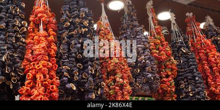 Poivrons et aubergines traditionnels séchés sur le marché local d'Istanbul Banque D'Images