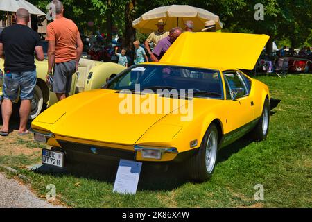 BADEN BADEN, ALLEMAGNE - JUILLET 2022: Jaune 1971 DETOMASO PANTERA voiture de sport, oldtimer réunion à Kurpark. Banque D'Images