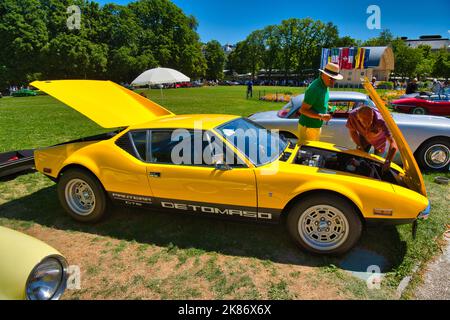 BADEN BADEN, ALLEMAGNE - JUILLET 2022: Jaune 1971 DETOMASO PANTERA voiture de sport, oldtimer réunion à Kurpark. Banque D'Images