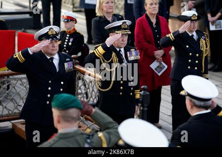 Commandant du HMS Victory le lieutenant-commandant BJ Smith (à gauche) et le second seigneur de la mer le vice-amiral Martin Connell (au centre) saluent le dernier poteau comme le personnel de la Marine royale et les invités à bord du HMS Victory à Portsmouth prennent part à une cérémonie pour marquer l'anniversaire de 217th De la bataille de Trafalgar. Date de la photo: Vendredi 21 octobre 2022. Banque D'Images