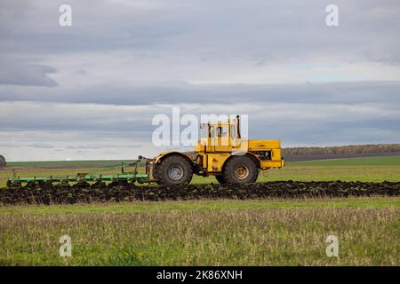 Ryazan, Russie - 11 octobre 2022 : ancien modèle de tracteur travaillant dans les champs. Tracteur travaillant sur la ferme. Tracteur plère un champ pour semer le grain Banque D'Images