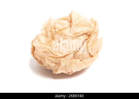 feuilles de papier de cuisson marron froissés isolées sur fond blanc. Banque D'Images