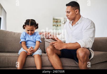 Fâché, père avec tablette et enfant conflit, contrarié et grave colding, pas de temps d'écran avec l'enfant triste et frustré parent pointant. Stress familial Banque D'Images