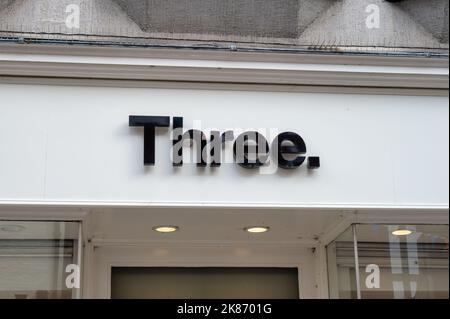 Shrewsbury, Royaume-Uni- 14 juillet 2022 : trois magasins à Shrewsbury, Angleterre. Banque D'Images