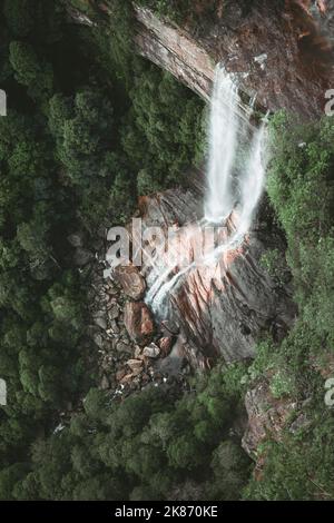 Un gros plan d'une petite cascade qui coule d'une colline rocheuse Banque D'Images
