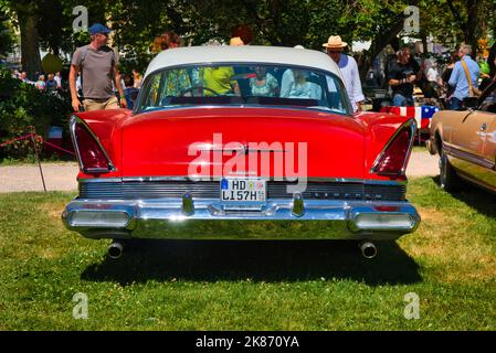 BADEN BADEN, ALLEMAGNE - JUILLET 2022: Red Lincoln Premiere 1956, réunion oldtimer à Kurpark. Banque D'Images