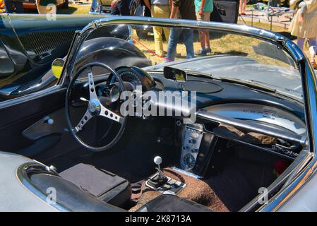 BADEN BADEN, ALLEMAGNE - JUILLET 2022 : intérieur du roadster gris CORVETTE C1 CABRIOLET CABRIO 1958 DE CHEVROLET, réunion de l'avant-garde à Kurpark. Banque D'Images