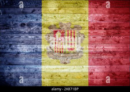 Une vignetted background image du drapeau d'Andorre peints sur des planches de bois d'un mur ou le plancher. Banque D'Images