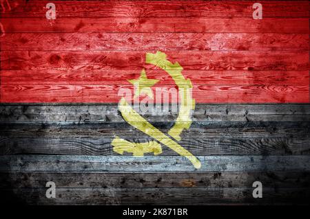 Une vignetted image de fond du drapeau de l'Angola peints sur des planches de bois d'un mur ou le plancher. Banque D'Images