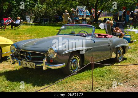 BADEN BADEN, ALLEMAGNE - JUILLET 2022: Mercedes-Benz 190 SL W121 1955 gris, réunion oldtimer à Kurpark. Banque D'Images