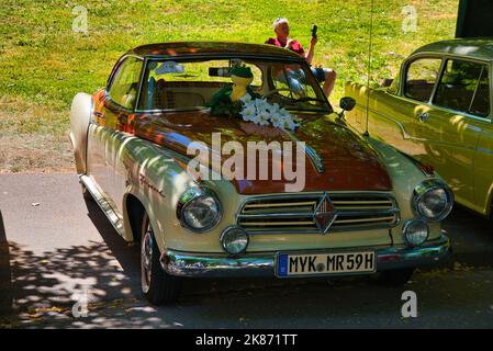 BADEN BADEN, ALLEMAGNE - JUILLET 2022: Beige brun Borgward Isabella 1954, réunion oldtimer à Kurpark. Banque D'Images