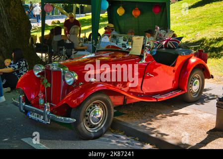 BADEN BADEN, ALLEMAGNE - JUILLET 2022: Red MG TD 1951 cabrio roadster, réunion oldtimer à Kurpark. Banque D'Images