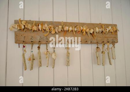 Chiffres et clés avec pendentifs sur une planche en bois accrochée au mur. Resort, hôtel, club de plage Banque D'Images