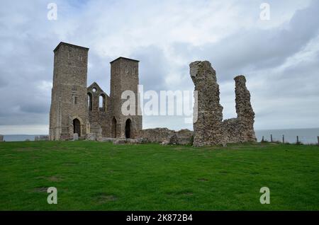 L'église Sainte-Marie en ruines à Reculver sur la côte du Kent. Il a été en partie démoli en 1809. Banque D'Images