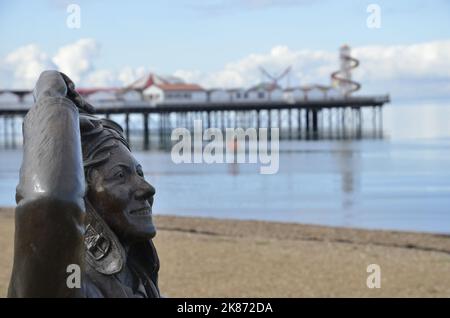 Une statue de bronze de Stephen Melton de l'aviateur Amy Johnson sur le front de mer à Herne Bay, Kent. Son avion s'est laissé tomber dans la mer près de la ville en 1941. Banque D'Images