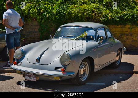 BADEN BADEN, ALLEMAGNE - JUILLET 2022: Gris argent PORSCHE 356 1948 coupé, oldtimer réunion à Kurpark. Banque D'Images