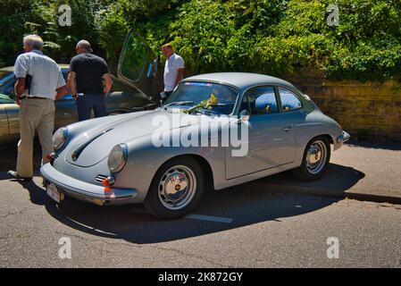 BADEN BADEN, ALLEMAGNE - JUILLET 2022: Gris argent PORSCHE 356 1948 coupé, oldtimer réunion à Kurpark. Banque D'Images