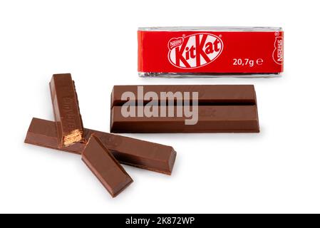 Turin, Italie - 15 octobre 2022: Kit Kat Nestlé barre de cachets enrobées de chocolat créée par Rowntree England, marque détenue par Nestlé. Groupe et barre de coupe Banque D'Images