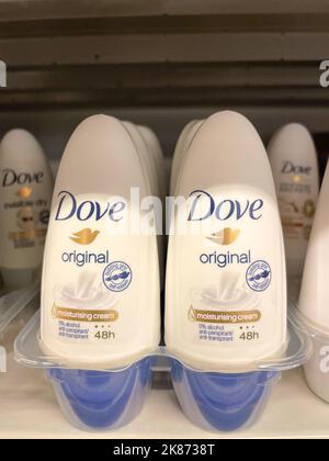 Nuremberg, Allemagne - 03 mars 2022 : déodorants à rouler « Dove Roll-on » exposés dans une allée dans un supermarché. Gros plan. Banque D'Images