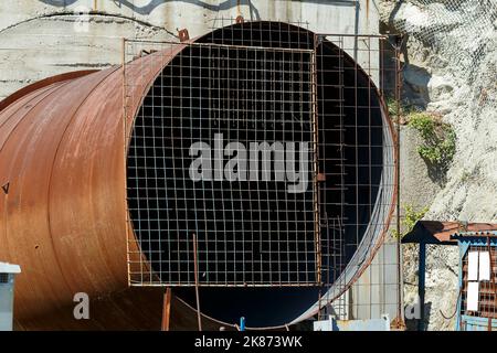 Conduits de ventilation et diverses machines sur le chantier Banque D'Images