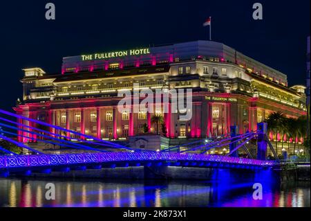 L'hôtel Fullerton illuminé la nuit, Boat Quay, Singapour Banque D'Images