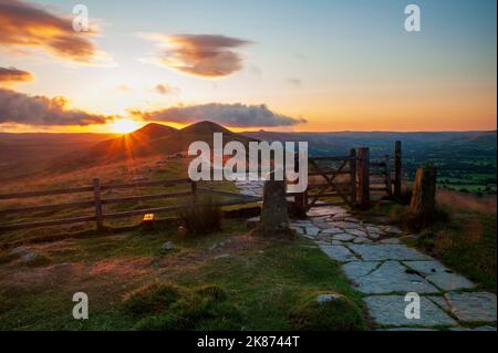 Lever de soleil au-dessus de Lose Hill et porte d'entrée de la Grande Ridge, Peak District, Derbyshire, Angleterre, Royaume-Uni, Europe Banque D'Images