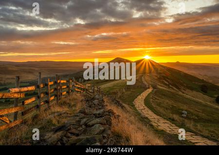 Un lever de soleil incroyable au-dessus de Lose Hill sur la Great Ridge, Peak District, Derbyshire, Angleterre, Royaume-Uni, Europe Banque D'Images