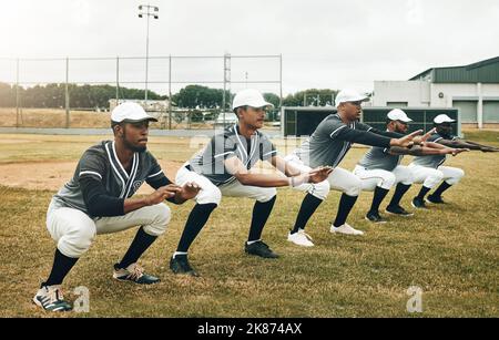 Sports, baseball et équipe s'étirant dans l'entraînement, l'exercice et l'entraînement de fitness sur un terrain de baseball à Houston, États-Unis. Travail d'équipe, softball et santé Banque D'Images