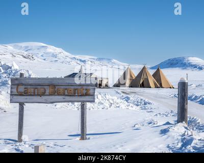 Camp Barentz, une zone d'entraînement de traîneau à chiens juste à l'extérieur de Longyearbyen, Svalbard, Norvège, Norvège, Europe Banque D'Images