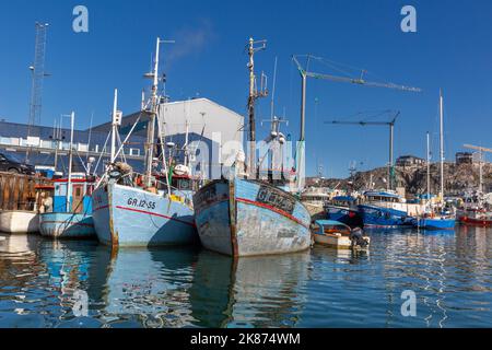 A voir les bateaux de pêche commerciale et de pêche à la baleine dans le port intérieur de la ville d'Ilulissat, Groenland, Danemark, régions polaires Banque D'Images