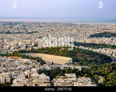 Vue depuis le mont Lycabette vers le stade panathénaïque au lever du soleil, Athènes, Attique, Grèce, Europe Banque D'Images