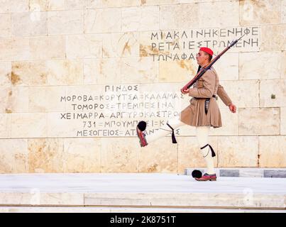 Changement de la garde devant le Monument au Soldat inconnu, place Syntagma, Athènes, Attique, Grèce, Europe Banque D'Images