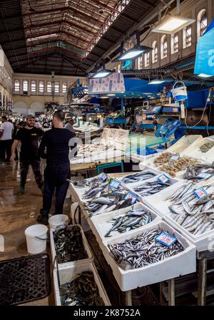 Pêche au marché municipal central, Athènes, Attique, Grèce, Europe Banque D'Images