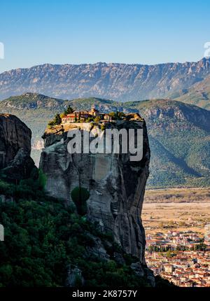Monastère de la Sainte Trinité au lever du soleil, Meteora, site classé au patrimoine mondial de l'UNESCO, Thessalie, Grèce, Europe Banque D'Images