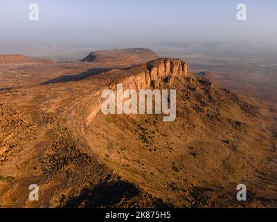 Une immense falaise et un canyon près de Kamour, Mauritanie, Sahara, Afrique de l'Ouest, Afrique Banque D'Images