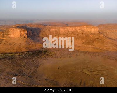 Une immense falaise et un canyon près de Kamour, Mauritanie, Sahara, Afrique de l'Ouest, Afrique Banque D'Images