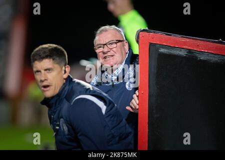 Steve Evans, le responsable du football, pendant le match, en charge du Stevenage football Club Banque D'Images